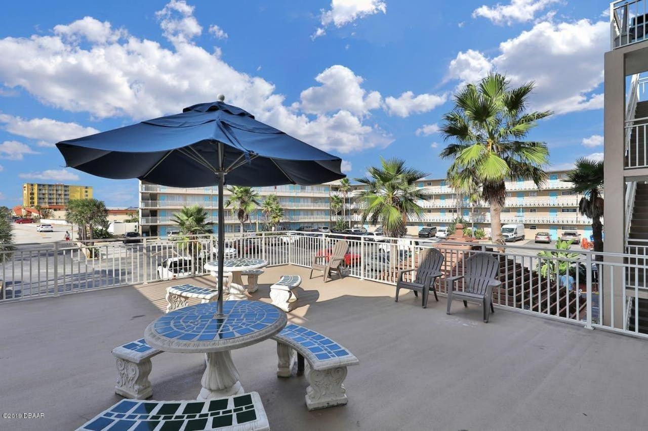 Апартаменты Ocean Breeze - Direct Ocean Front-Pool Is Open Дейтона-Бич Экстерьер фото